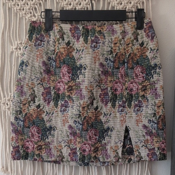 wild fable Dresses & Skirts - Floral Tapestry Women's Mini Skirt Size 4, Runs Small